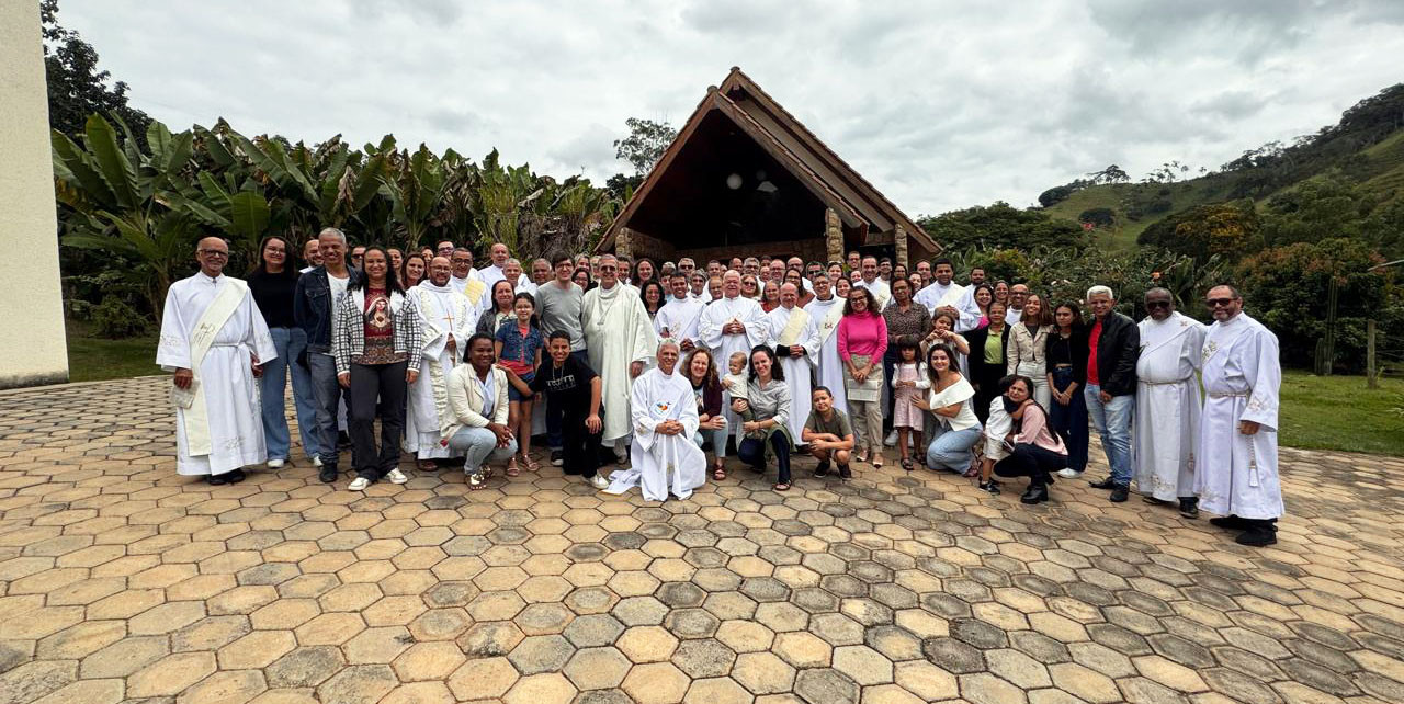 DIÁCONOS E ESPOSAS DA DIOCESE DE ITABIRA / CORONEL FABRICIANO (MG) REALIZARAM RETIRO ESPIRITUAL CANÔNICO