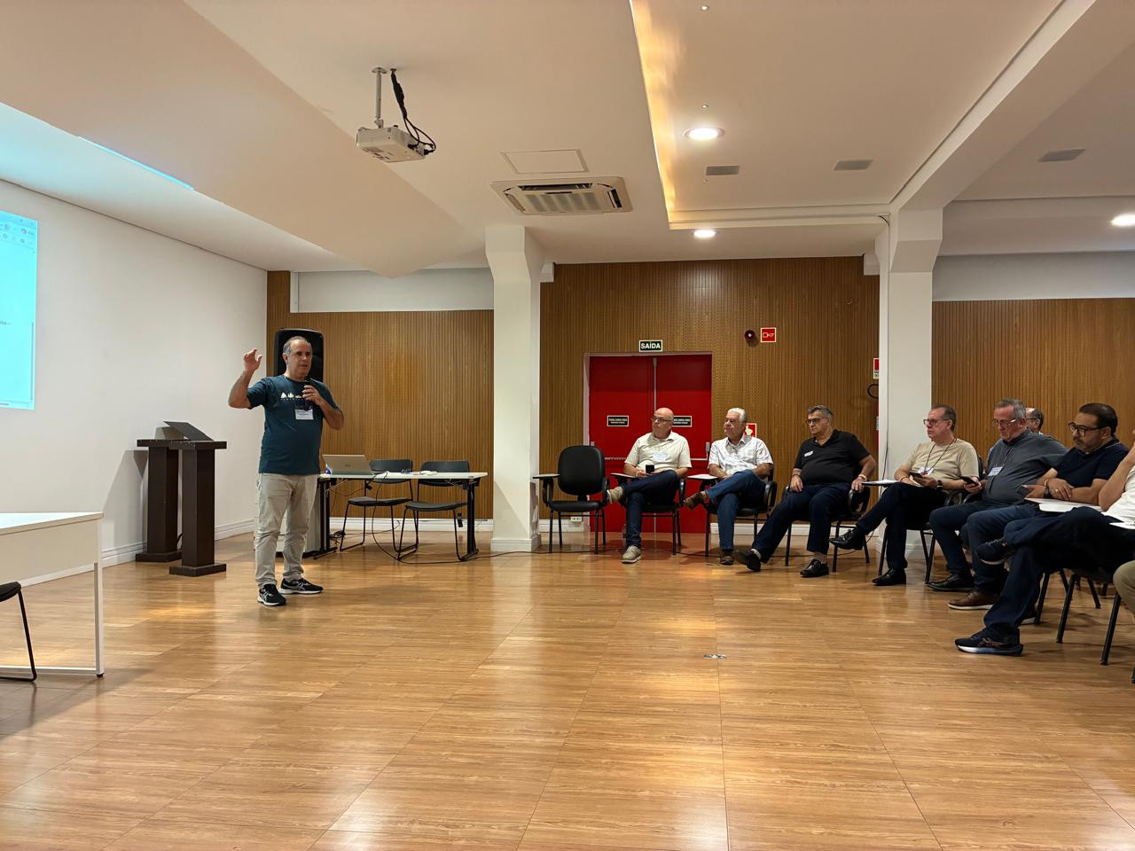 INÍCIO DAS ATIVIDADES DO DIA COM ORAÇÃO E RECONFORTANTE CAFÉ DA MANHÃ