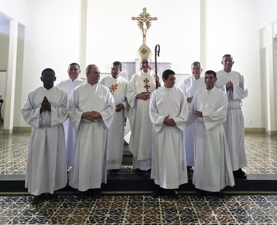 ASPIRANTES RECEBEM O MINISTÉRIO DO ACOLITATO NA DIOCESE DE COLATINA (ES)
