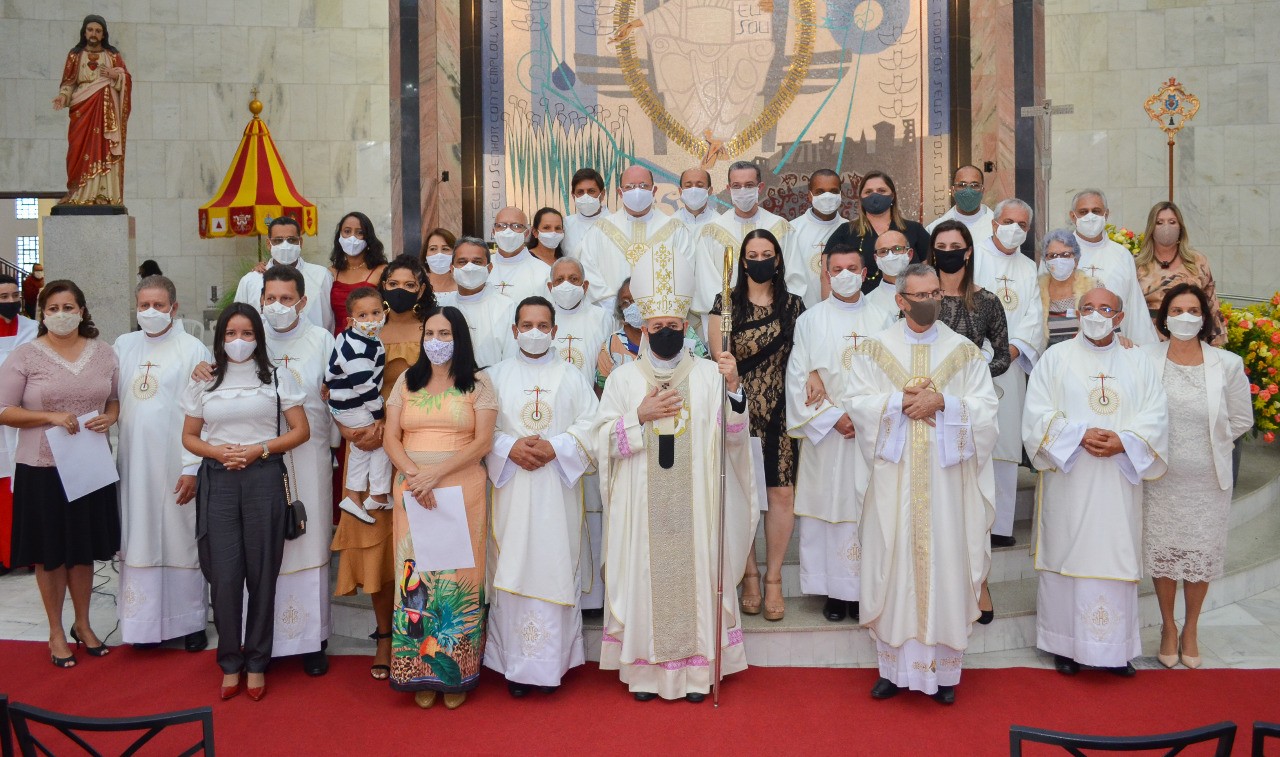 Ordenados 14 Diáconos Permanentes na Arquidiocese de Mariana (MG)