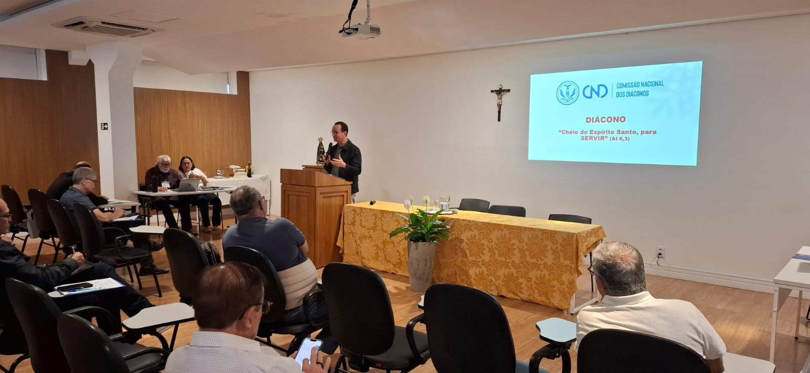 CHEIOS DO ESPÍRITO PARA SERVIR: O DIACONADO NUMA IGREJA MINISTERIAL E MISSIONÁRIA