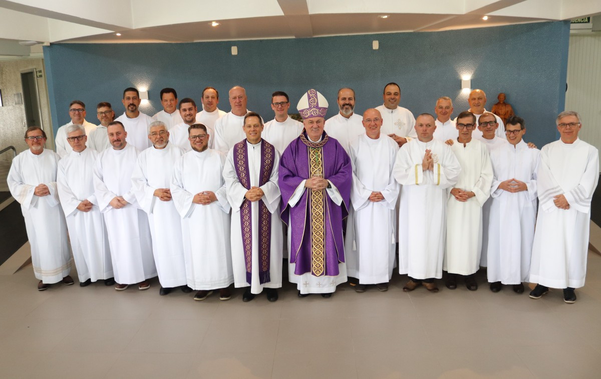 CANDIDATOS DA ESCOLA DIACONAL SÃO FILIPE SÃO INSTITUÍDOS NO MINISTÉRIO DE LEITOR