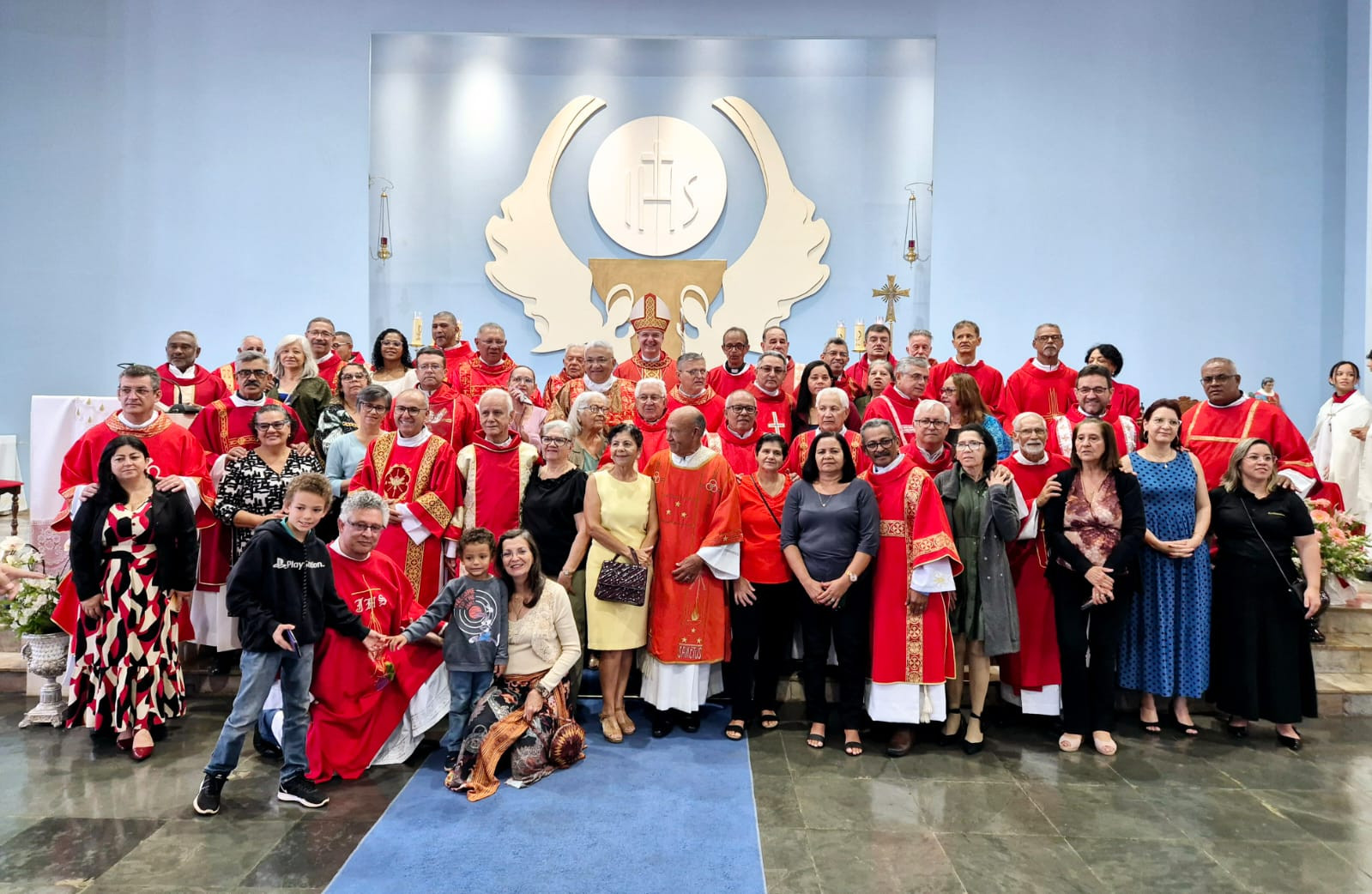 DIÁCONOS E ESPOSAS DA ARQUIDIOCESE DE BRASÍLIA CELEBRARAM O DIA DO DIÁCONO