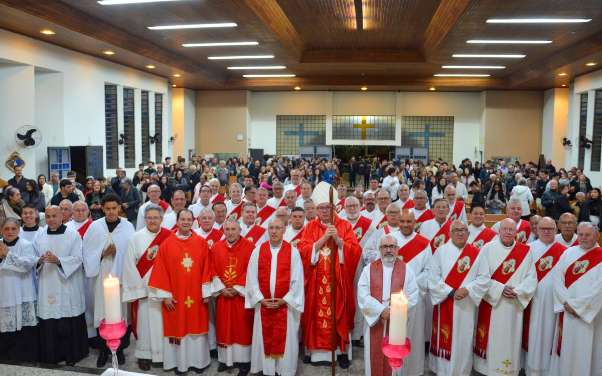 ARQUIDIOCESE DE LONDRINA (PR) CELEBRA SÃO LOURENÇO E 20 ANOS DE ORDENAÇÃO DIACONAL DA SEGUNDA TURMA