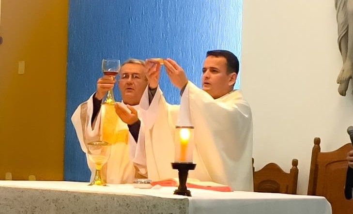 Filho padre preside a missa onde o pai serve pela primeira vez como Diácono