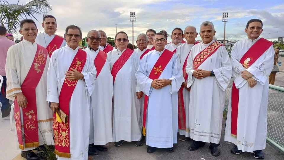 POR QUE O DIÁCONO USA SUA ESTOLA SOBRE OMBRO