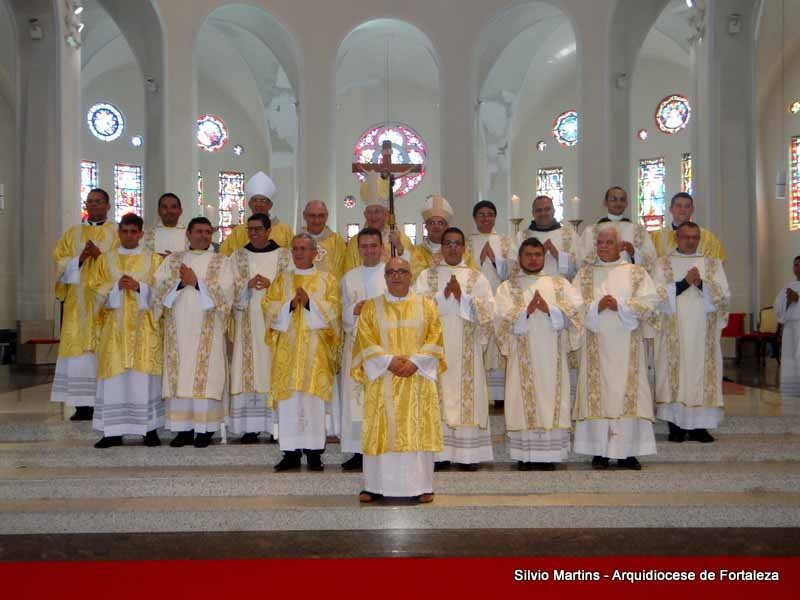 Diáconos são ordenados na Catedral de Fortaleza para serviço ao povo de Deus