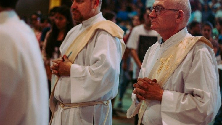 DIÁCONOS, GAURDIÕES DO SERVIÇO À PALAVRA, AOS POBRES E AO ALTAR