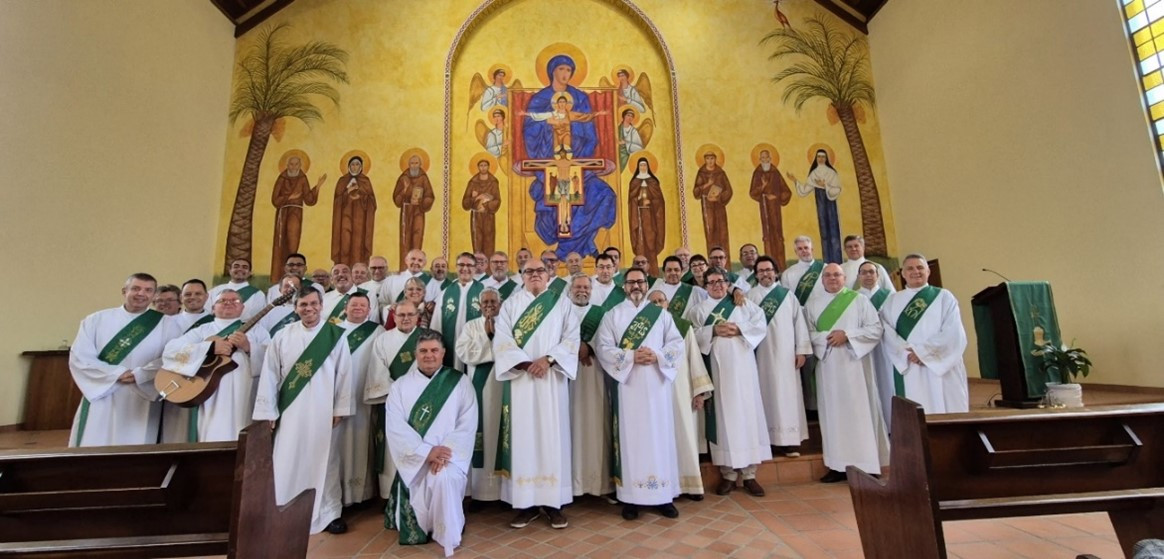 DIÁCONOS PERMANENTES E ESPOSAS, DA ARQUIDIOCESE DE CURITIBA, REALIZARAM RETIRO ANUAL CANÔNICO