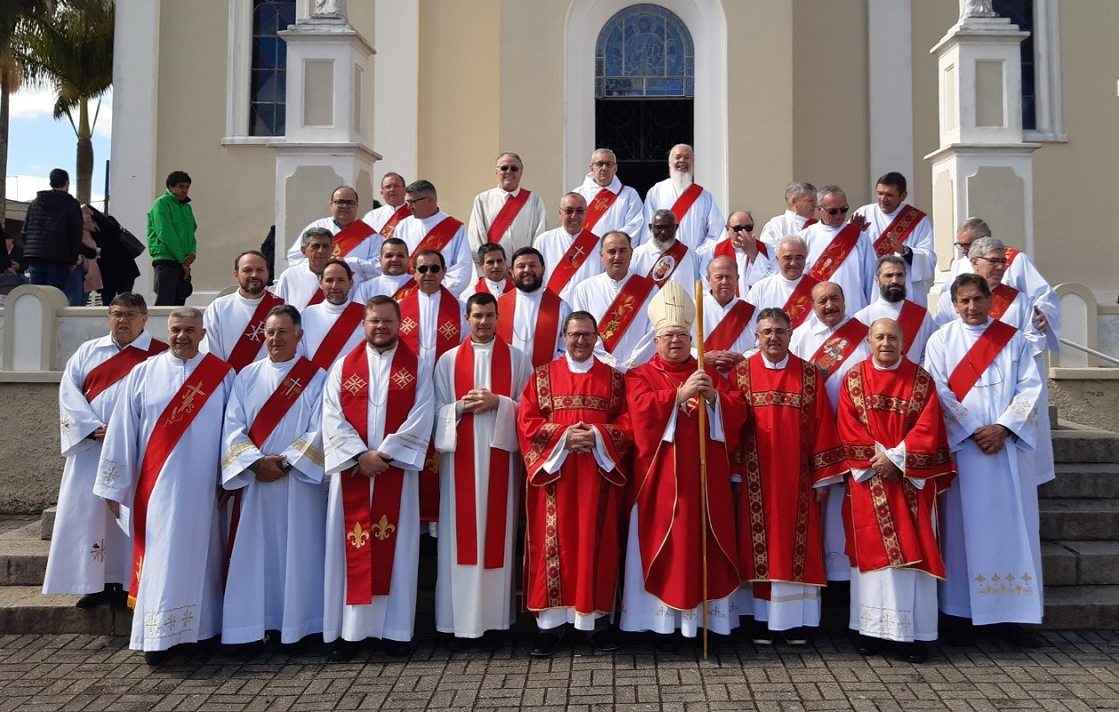 DIOCESE DE SÃO JOSÉ DOS PINHAIS CELEBRA O JUBILEU DOS DIÁCONOS PERMANENTES EM ENCONTRO FESTIVO