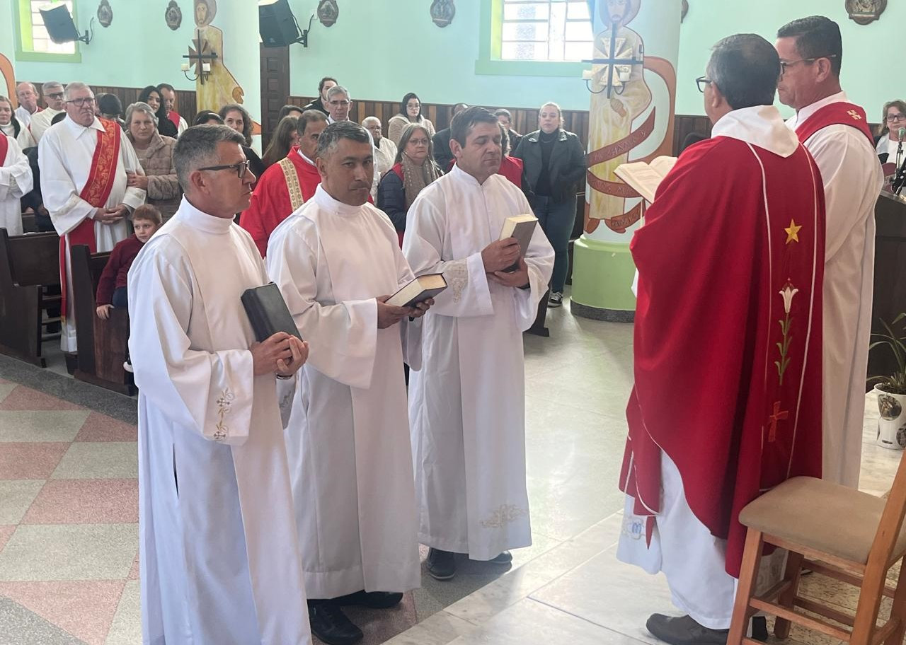 VOCACIONADOS AO DIACONATO RECEBEM OS MINISTÉRIOS DE LEITORATO E ACOLITATO NA DIOCESE DE SÃO JOSÉ DOS PINHAIS (PR)