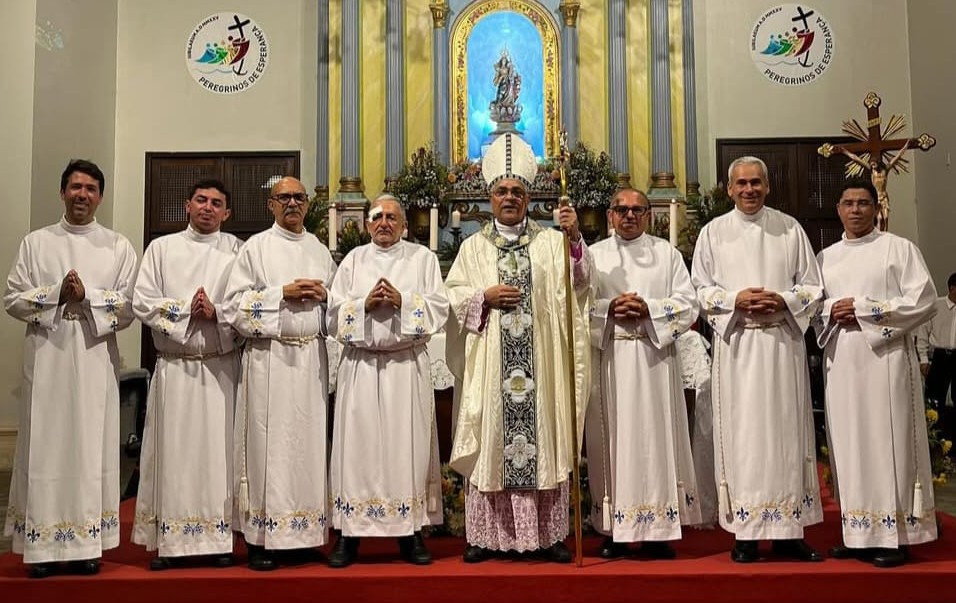 BISPO DE GUARABIRA INSTITUI ASPIRANTES NO MINISTÉRIO DE ACÓLITO