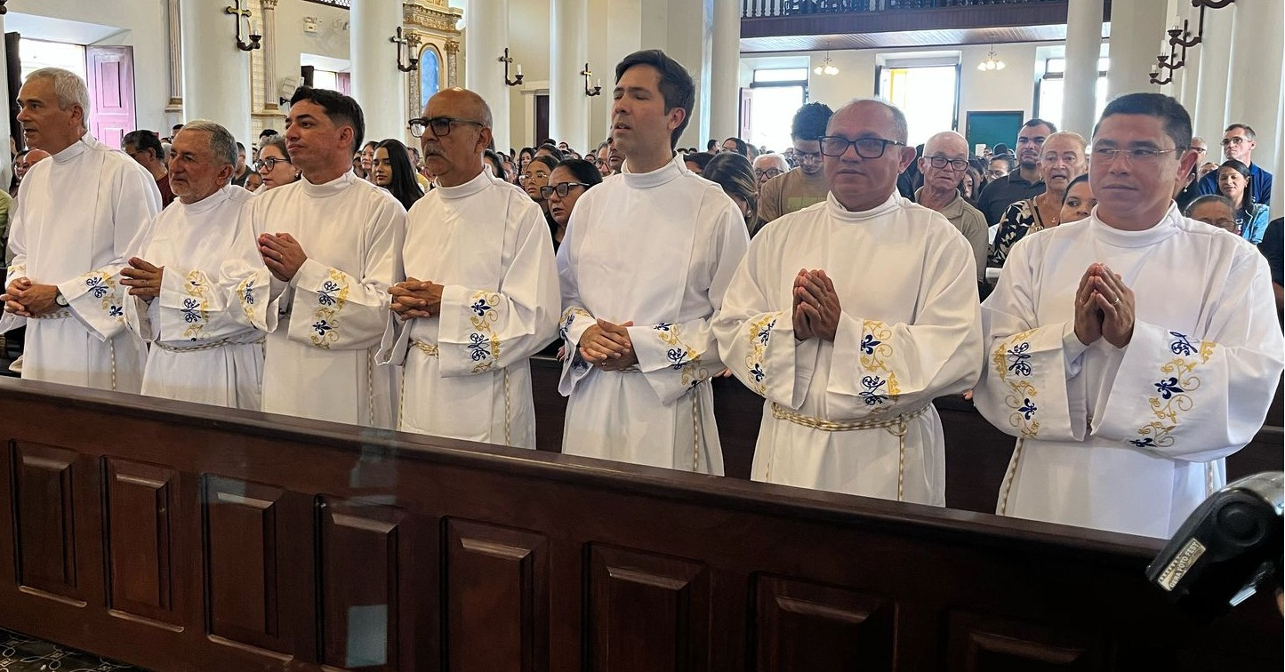 ASPIRANTES RECEBEM MINISTÉRIO DE LEITOR EM GUARABIRA