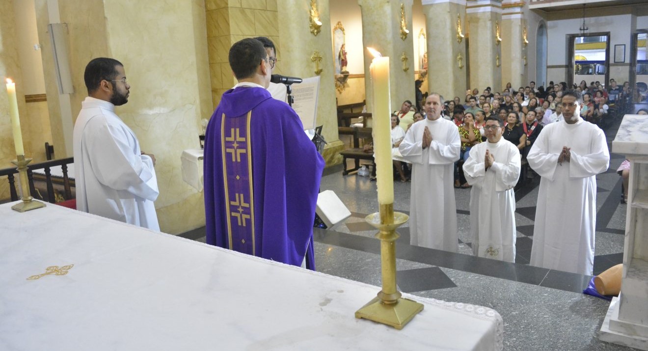 Candidatos ao Diaconato Permanente recebem Ministérios de Leitor e Acólito em Campina Grande