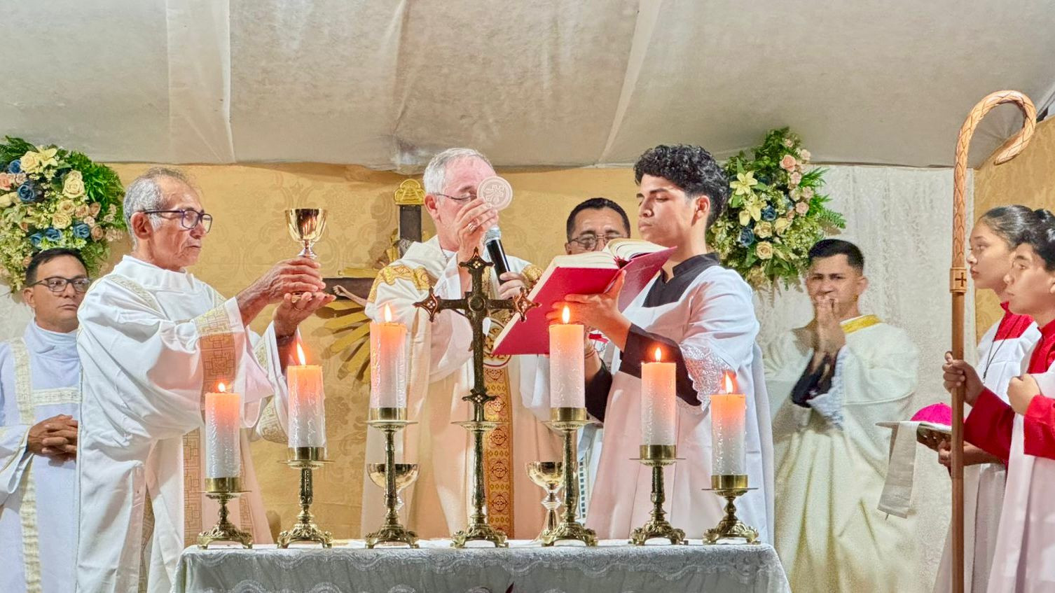 BISPO DA DIOCESE DE HUMAITÁ (AM) ORDENA NOVO DIÁCONO PERMANENTE