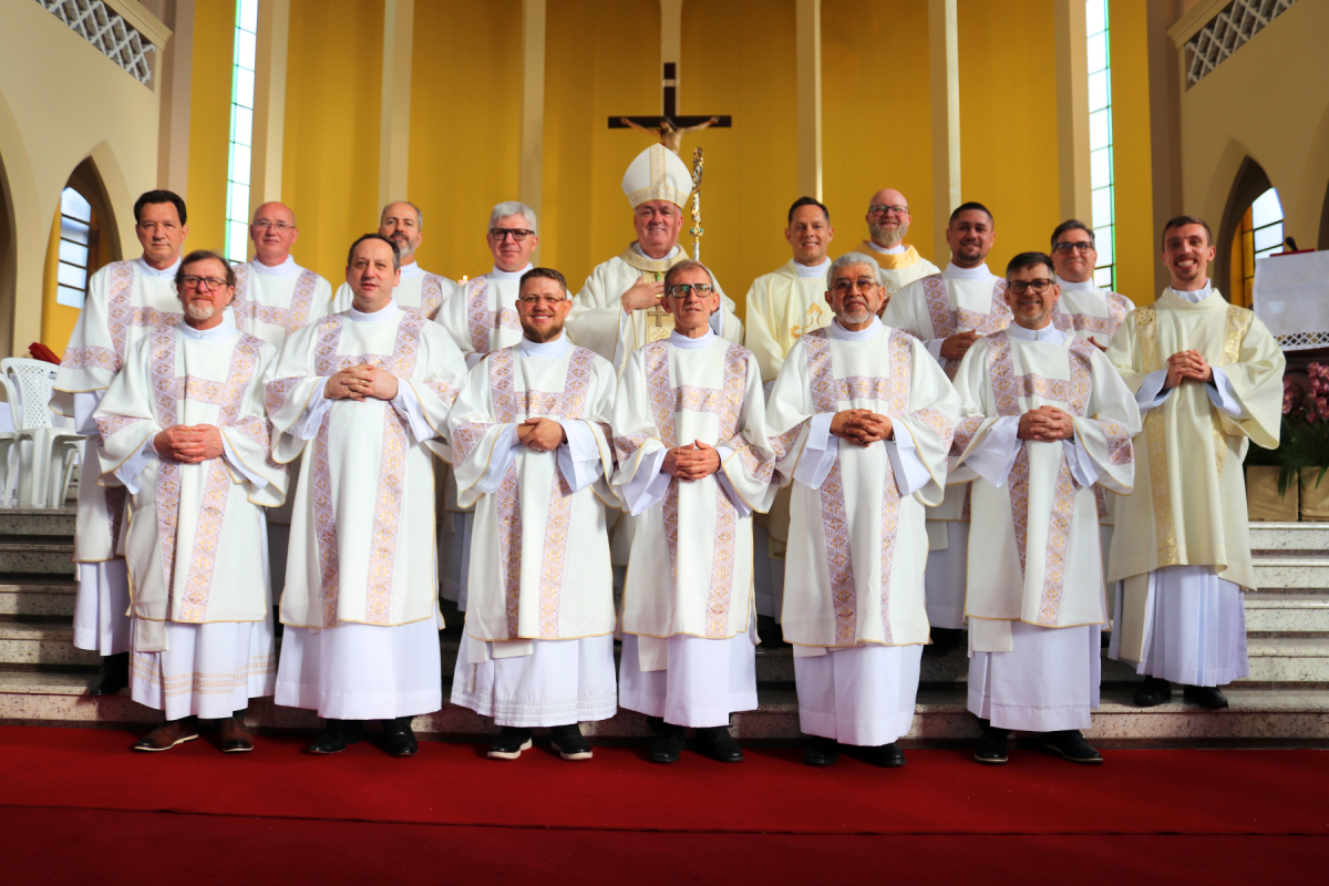 DIOCESE DE CAXIAS DO SUL (RS) ORDENA 12 DIÁCONOS PERMANENTES