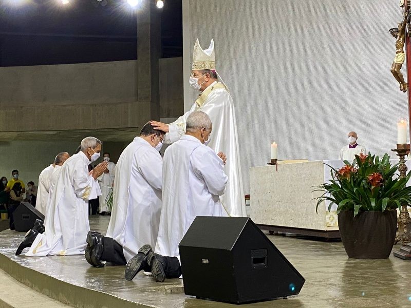 Dom Walmor preside ordenação de 1ª turma de diáconos na Catedral Cristo Rei