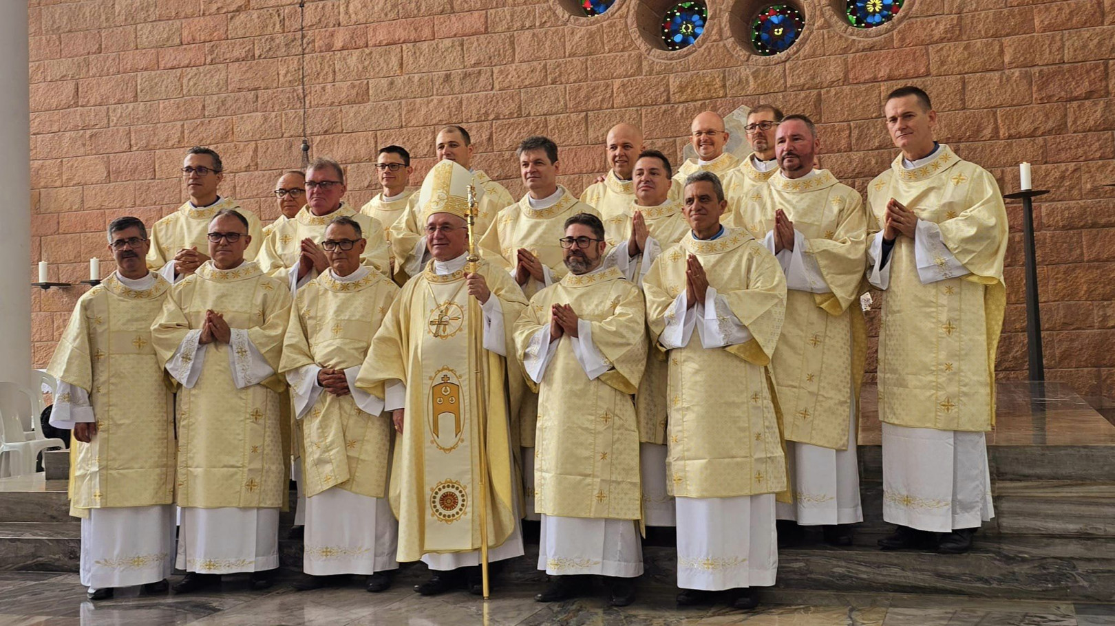 ORDENADOS 16 NOVOS DIÁCONOS PERMANENTES PARA A DIOCESE DE BLUMENAU (SC)