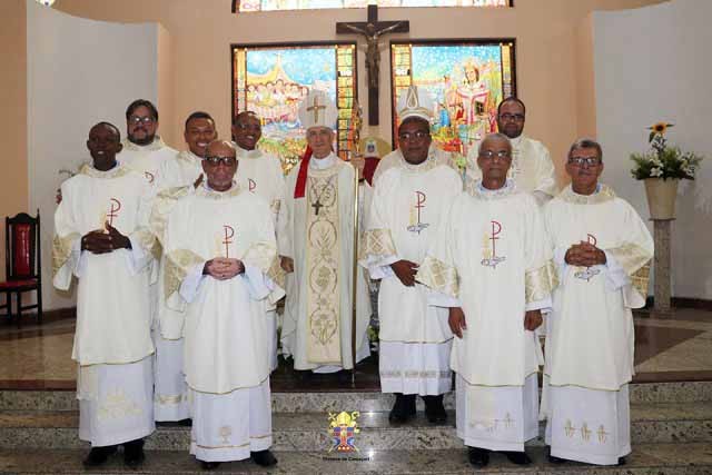 Oito novos diáconos permanentes foram ordenados na Diocese de Camaçari (BA)