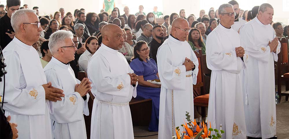 DIOCESE DE GUARULHOS (SP) ORDENA SEIS NOVOS DIÁCONOS PERMANENTES