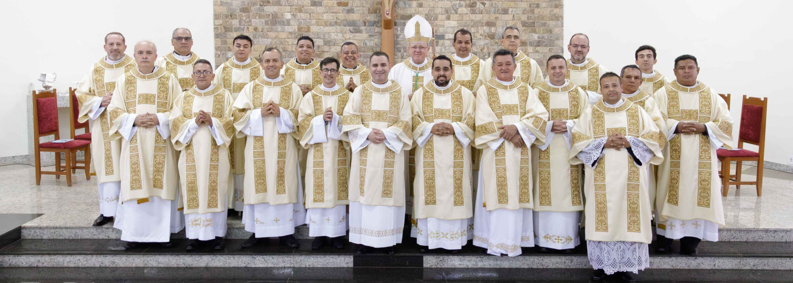 DIOCESE DE ITUIUTABA (MG) ORDENA 20 NOVOS DIÁCONOS PERMANENTES