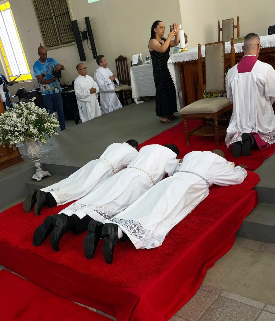 ORDENADOS TRÊS DIÁCONOS PERMANENTES NA DIOCESE DE PARACATU (MG)