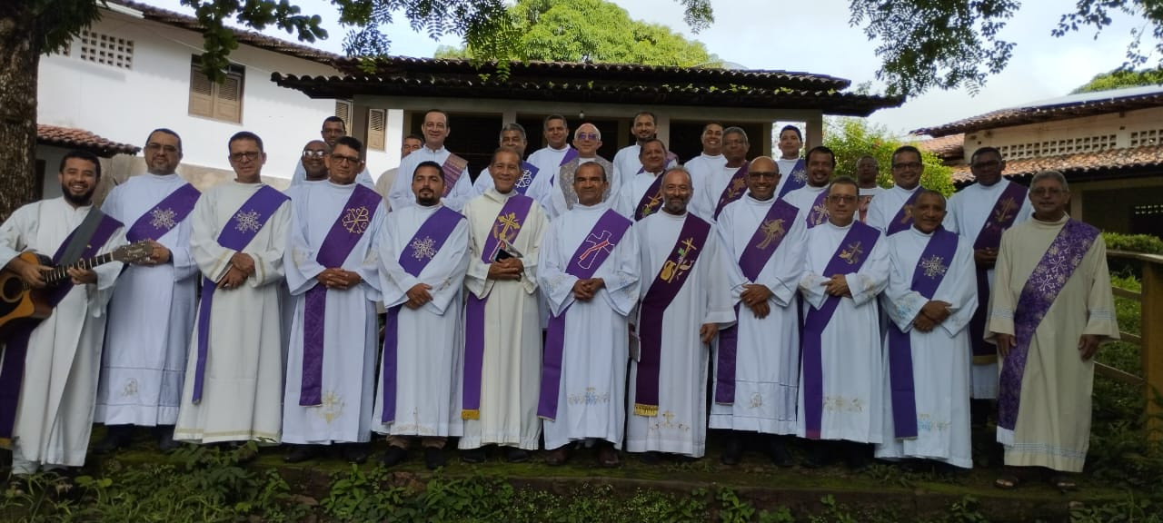 DIÁCONO LUCIANO SANTANA ASSESSOROU RETIRO DOS DIÁCONOS DA DIOCESE DE COROATÁ (MA)
