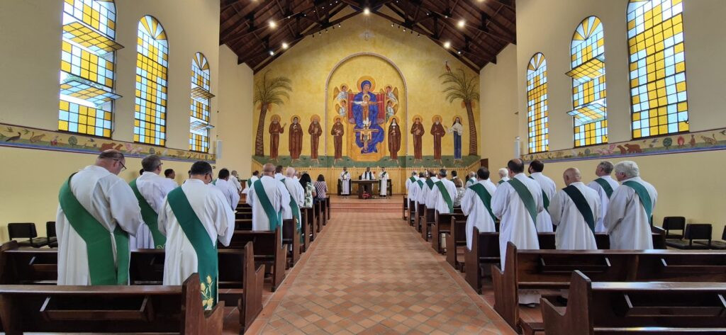 DIÁCONOS PERMANENTES E ESPOSAS DA ARQUIDIOCESE DE CURITIBA (PR) PARTICIPAM DE RETIRO