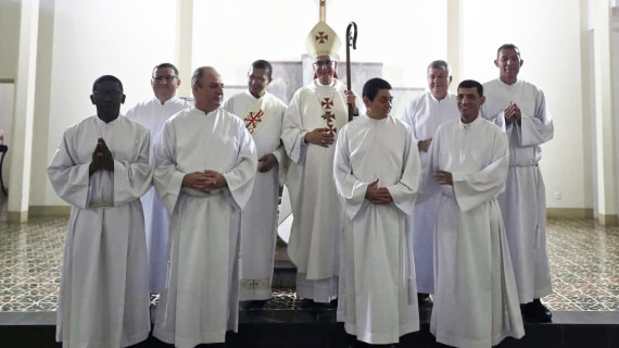 ASPIRANTES RECEBEM O MINISTÉRIO DO ACOLITATO NA DIOCESE DE COLATINA (ES)