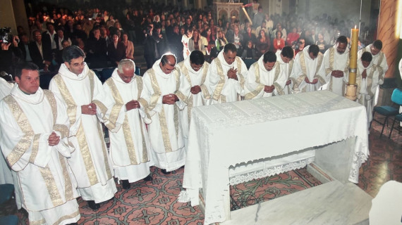 PRIMEIROS DIÁCONOS PERMANENTES DE ARAXÁ (MG) CELEBRAM JUBILEU DE PORCELANA
