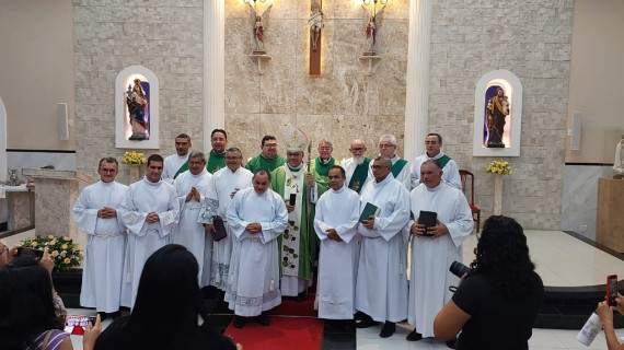 CANDIDATOS AO DIACONADO PERMANENTE RECEBEM OS MINISTÉRIOS DE LEITOR E ACÓLITO NA ARQUIDIOCESE DE FORTALEZA (CE)