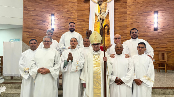 INSTITUIÇÃO AO LEITORATO A CANDIDATOS AO DIACONADO PERMANENTES NA DIOCESE DE TEÓFILO OTONI (MG)