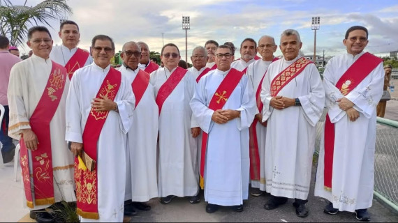 POR QUE O DIÁCONO USA SUA ESTOLA SOBRE OMBRO