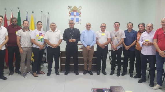 BISPO DE GUARABIRA TEM ENCONTRO COM ASPIRANTES AO DIACONATO