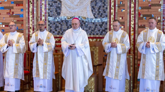 ARQUIDIOCESE DE CURITIBA (PR) ORDENA 4 NOVOS DIÁCONOS PERMANENTES