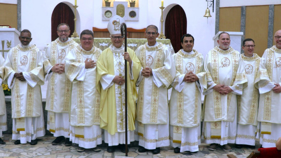 DIOCESE DE AMPARO (SP) CELEBRA A ORDENAÇÃO DE 9 DIÁCONOS PERMANENTES