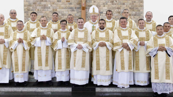 DIOCESE DE ITUIUTABA (MG) ORDENA 20 NOVOS DIÁCONOS PERMANENTES