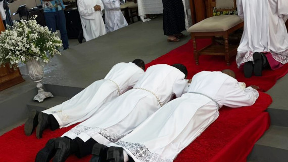 ORDENADOS TRÊS DIÁCONOS PERMANENTES NA DIOCESE DE PARACATU (MG)