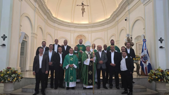 VOCACIONADOS AO DIACONADO PERMANENTE SÃO INSTITUIDOS NO MINISTÉRIO DE LEITOR EM DIAMANTINA (MG)